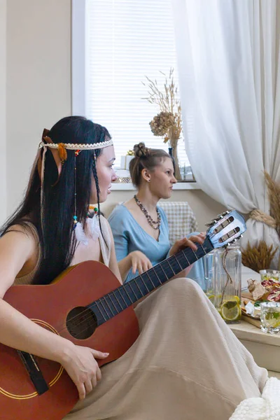 Enthusiastisch weiblich Gitarre spielen genießen Kunst Hobby Boho scandi home party singen Lied entspannend — Stockfoto