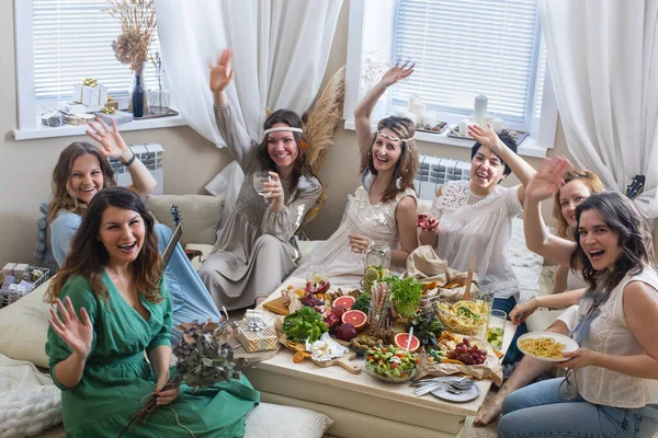 Feliz boêmio hippie mulher sorrindo desfrutar de galinha-festa no confortável boho scandi sala de estar — Fotografia de Stock