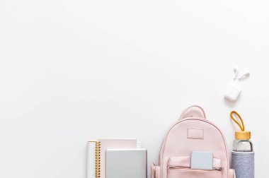 Zarif pembe öğrenci çantasının içi malzemelerle dolu. Okul konseptine dönelim.