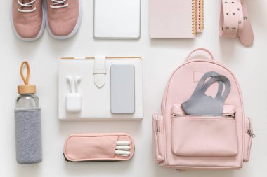 Kadın sırt çantası kırtasiyesi, giysiler. Öğrenci çantası depolama organizasyonu. Okula dönüş kavramı