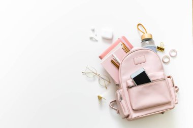 Öğrenci kız çantası dolusu okul malzemesi fotokopi alanı ile izole edilmiş. Okul konseptine dönelim.