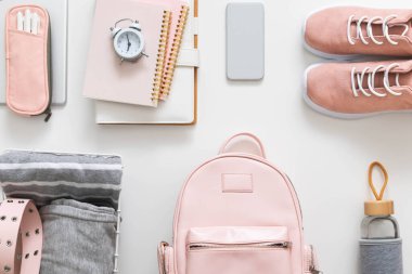 Kadın sırt çantası kırtasiyesi, giysiler. Öğrenci çantası depolama organizasyonu. Okula dönüş kavramı