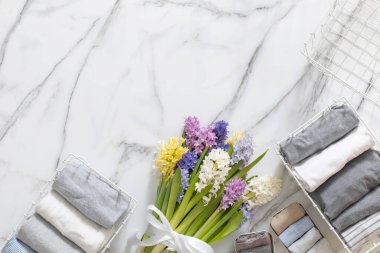 Doğal çiçeklerle süslenmiş lüks kompozisyon iç çamaşırı organizasyonu Marie Kondos yöntemi