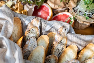 Masayı kapat vejetaryen yemeği ve içeceği servis et doğum günü partisi için hazırlan veya bayramı kutla