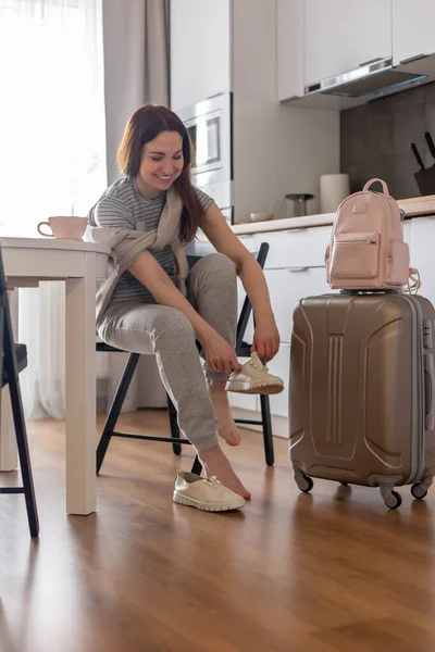 Moderner Koffer voller Sachen, Handtasche und Strohhut. Kofferpacken für die Reise — Stockfoto