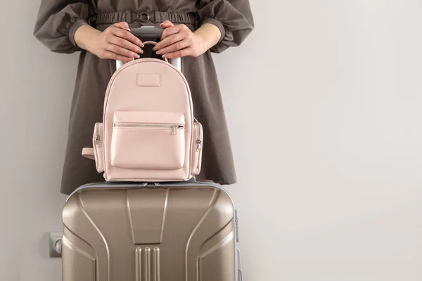 Trendige Frau im Trenchcoat posiert mit Koffer und Rucksack für Geschäftsreise — Stockfoto