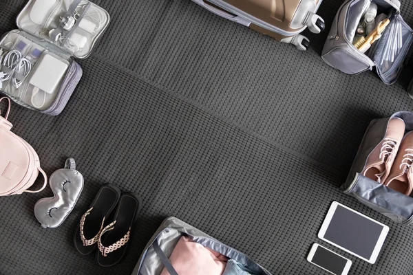 Організація упаковки багажу з видом зверху використовує кадр порожнього простору для подорожей — стокове фото