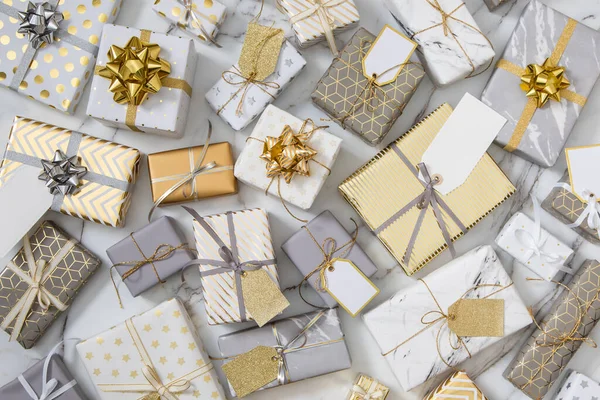 Vista dall'alto diverse scatole regalo avvolte su marmo bianco multicolore vari regali che danno pacchetto — Foto Stock