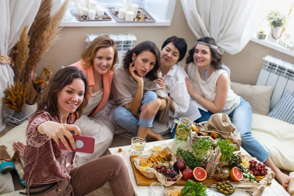 Grupo de amigas jóvenes y felices posando tomando selfie use smartphone en despedida de soltera en estilo hippie —  Fotos de Stock