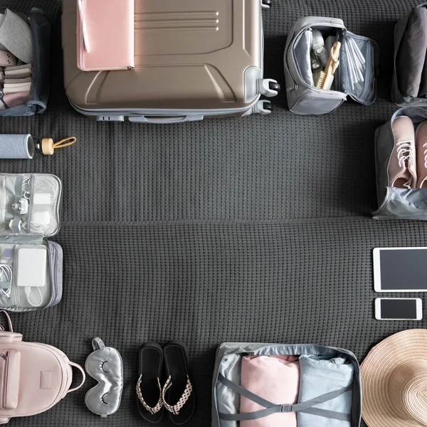 Top view koffer bagage verpakking organisatie gebruik maken van konmari methode frame lege ruimte reis vakantie — Stockfoto