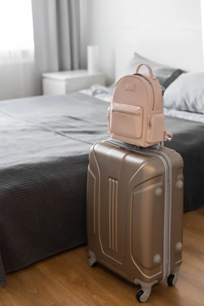 Moderne koffer vol met spullen, handtas en strohoed. Bagageruimte klaarmaken om te reizen — Stockfoto