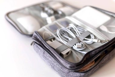 Modern konforlu depolama çantasını kapatın. Elektronik aygıt ve seyahat paketini kaydetmek için araçlar