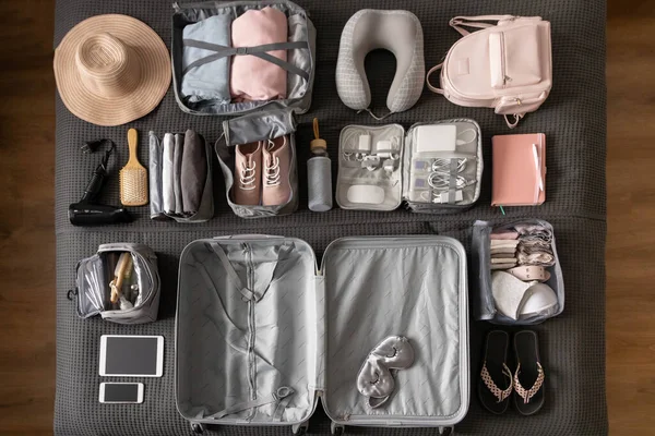 旅游用品、服装及配件包装整齐的顶视图构图 — 图库照片