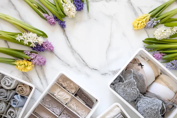 Organização de roupa interior de armazenamento de composição elegante método Marie Kondos decorado por flores naturais — Fotografia de Stock