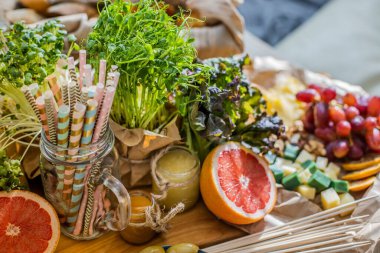 Masayı kapat vejetaryen yemeği ve içeceği servis et doğum günü partisi için hazırlan veya bayramı kutla