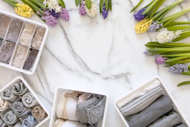 Doğal çiçeklerle süslenmiş lüks kompozisyon iç çamaşırı organizasyonu Marie Kondos yöntemi