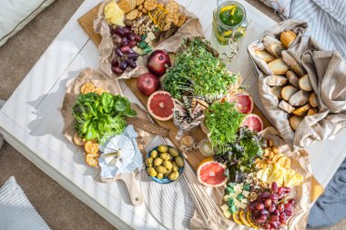 Üst düzey konforlu oda servis masası ile parti için hazır Hygge boho scandi