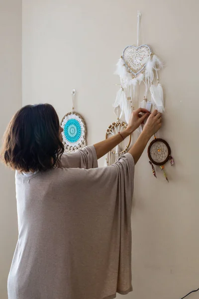 Елегантна жінка прикрашена бежевою домашньою стіною з бохо скандинавським декором етнічний амулет мрійник — стокове фото