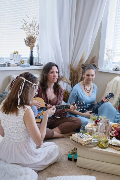 Grupo de amigos do sexo feminino tocando guitarra cantando música se divertindo em festa de galinha no estilo hippie boêmio — Fotografia de Stock