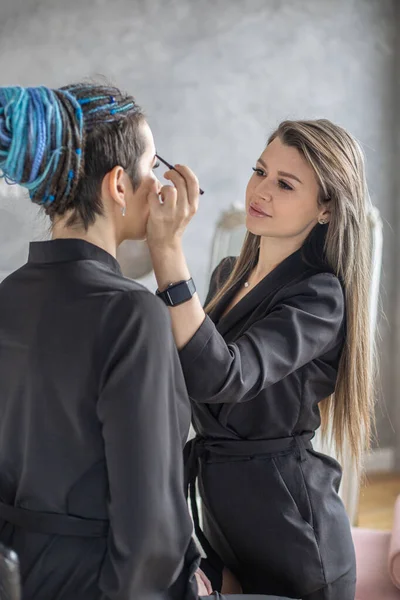 美容室で顔使用ブラシに肌のトーンファンデーションパウダー赤面を適用するマスターを構成する女性 — ストック写真