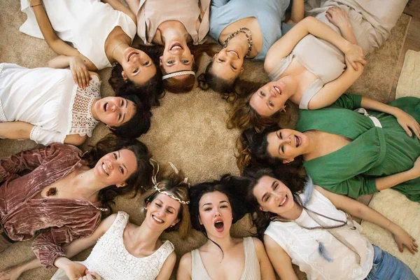 Top view grupo de amigos femininos felizes em vestuário hippie boêmio deitado círculo juntos amizade — Fotografia de Stock