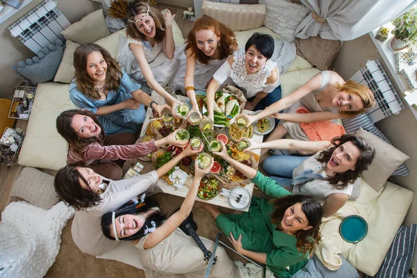 Top view grupo moderno hippie amigos do sexo feminino comemorando férias à mesa servindo com comida saudável — Fotografia de Stock