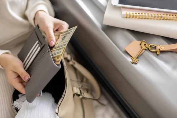 현금을 지갑에 넣고 여행 비나 사업 차 여행 할 수있는 카드를 든 여자 손 — 스톡 사진