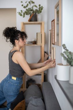 Duvarda asılı modern kadın resimleri ahşap çerçeve dekore edilmiş Skandi minimalist stil oda
