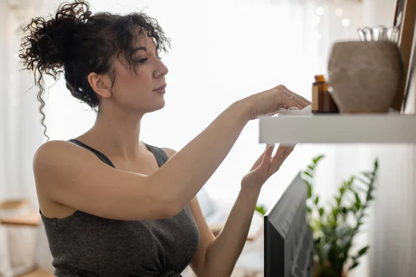 Mixed Race Hausfrau Reinigung Regal Hygge Dekorelemente Vinylplatte Vase Bild Staub mit Lappen — Stockfoto