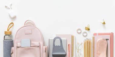 Kırtasiye malzemeleri organizasyonu izole edildi. Okula, öğrencilere, üniversiteye veya üniversiteye dönüş kavramı