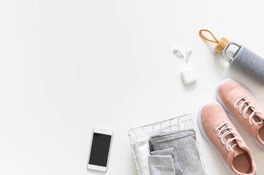 Sabah koşusu için saat alarmı ve cihazlar. Fiziksel pislikler ve eğitim kavramı