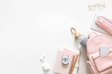 Üstten görünüşlü kadın çantasının içi kırtasiye malzemeleriyle dolu. Okul konseptine dönelim.