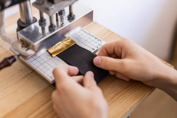 Мужской кожевенник штамповка материал использовать шило и машинное устройство, работающие в кожевенной мастерской. Ручная работа