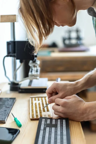 Closeup craftsman hands typing text for branding leather with personal stamp. Creating craft label — Stock Photo, Image