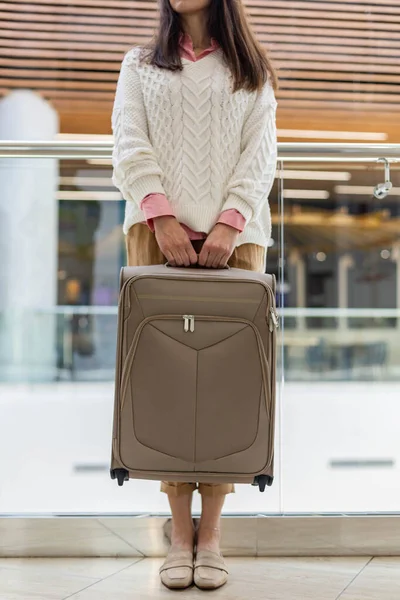 Onherkenbare vrouwelijke passagierstas met belastingvrije internationale luchthaventerminal — Stockfoto