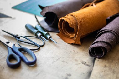 Üst görünüm ahşap masa yüzey telif alanı, malzemeler, aletler. Deri atölyesi