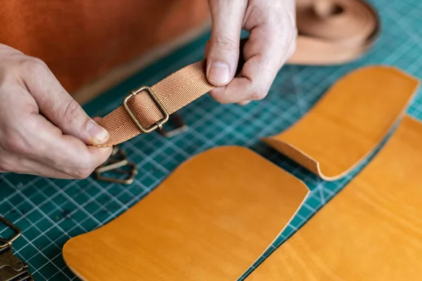 Esquema de corte de processo de saco com equipamentos e materiais. Tanner masculino trabalhando na oficina de couro — Fotografia de Stock