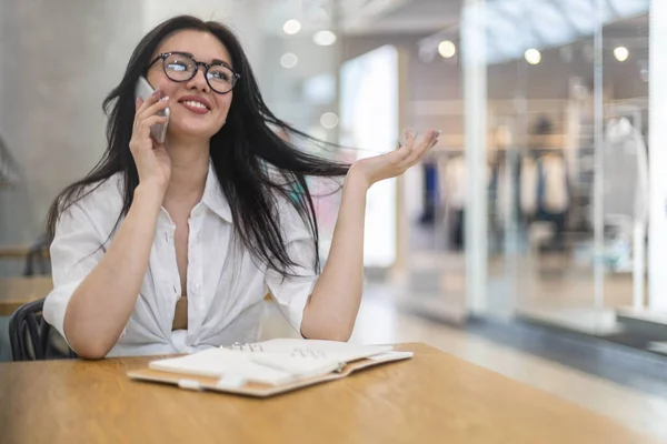 Vrolijke zakenvrouw praten smartphone glimlachen met positieve emotie in het moderne winkelcentrum — Stockfoto