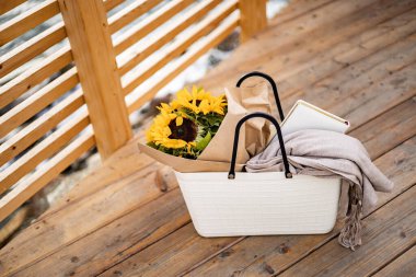 Zarif bayan çantaları not defteri, rahat eşarp ve mevsimlik sarı ayçiçekleri.