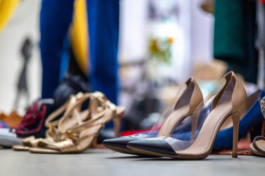 Modern giysi rafları şık kıyafetler ve ayakkabılar yakın giysi ve aksesuar deposu.