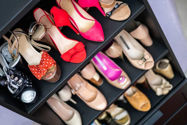 Estantes grises del armario llenos de zapatos femeninos de la manera en la organización del almacenamiento del par de tacones del armario — Foto de Stock