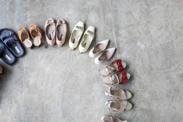 Top View wiele kolorowych damskich butów na szarości podłogi obuwie koło moda stylowe obuwie wybierając — Zdjęcie stockowe