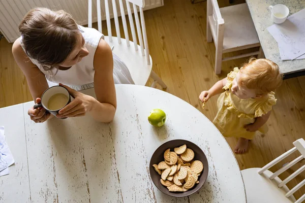 Top view happy mother and cute little daughter drinking tea at vintage rustic cuisine home interior — Stock Photo, Image