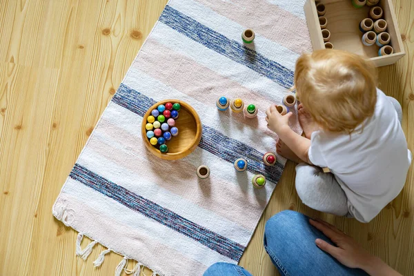 Matka i dziecko bawiące się w edukacyjne krasnale w beczkach wykorzystują rozwój metody Marii Montessori — Zdjęcie stockowe