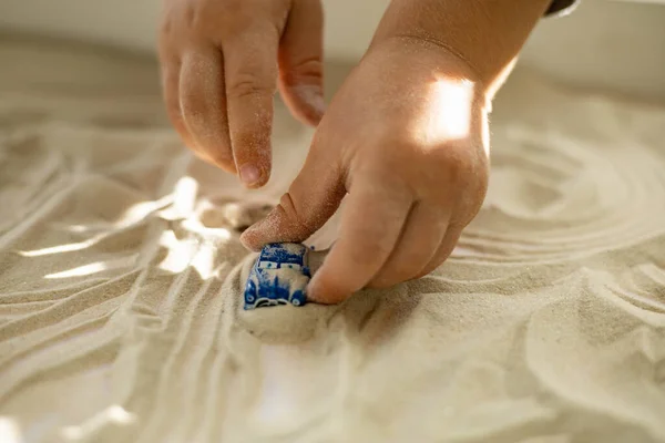 Приватний малюк, який грає на власному розвитку домашня кінетична пісочниця, використовує метод Марії Монтессорі. — стокове фото
