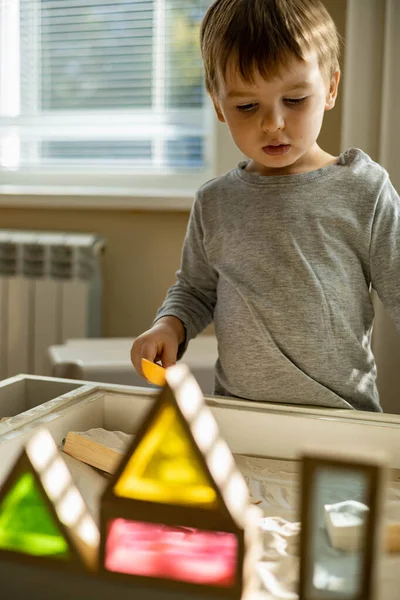 用Maria Montessori方法玩自我发展家庭动感沙盒的可爱幼儿 — 图库照片