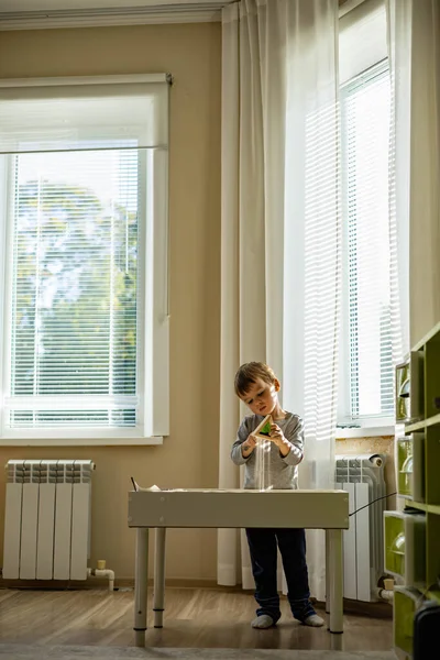 Lindo niño jugando auto desarrollo casa cinética sandbox uso Maria Montessori método —  Fotos de Stock