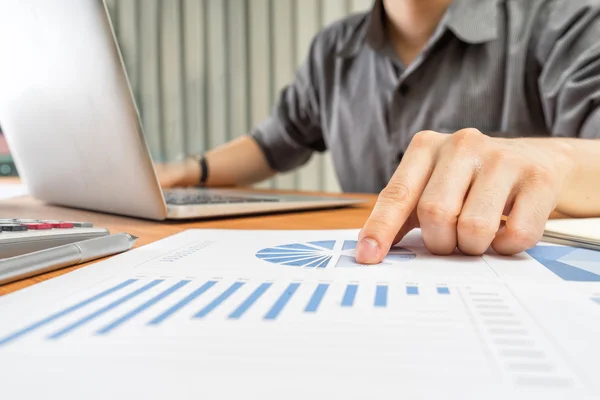 Zakenman analyseren investeringen grafieken, Accounting en Business — Stockfoto