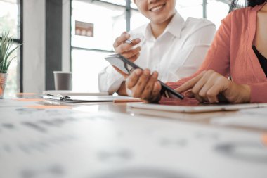 Yatırım grafiği toplantısını analiz eden iş adamları toplantı odasında beyin fırtınası yapıyor ve planlarını tartışıyorlar.