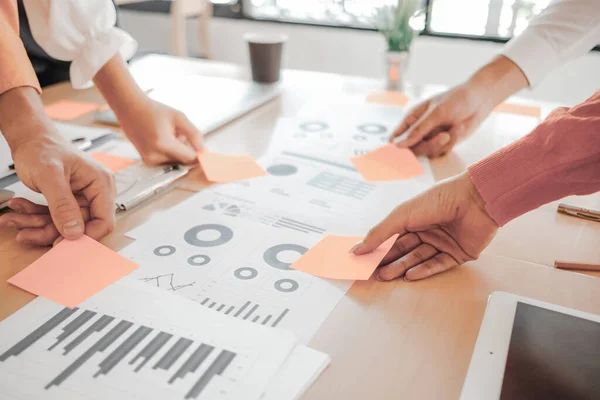 Affärsmän Analysera Investering Diagram Möte Brainstorming Och Diskutera Plan Mötesrum — Stockfoto